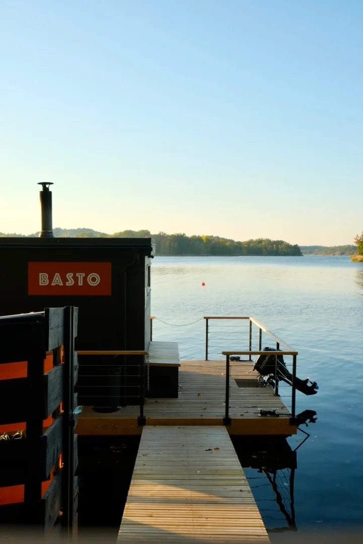 Basto Hagaparken Albano: Basto's floating sauna on Brunnsviken bay