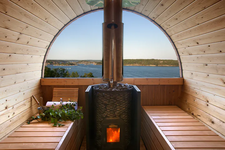 Nils Bastu Spa: The barrel sauna at Nils Bastu Spa, with a view of the sea