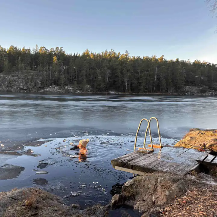 Äventyrsbanans bastu vid Sandasjön: A winter swim in the lake