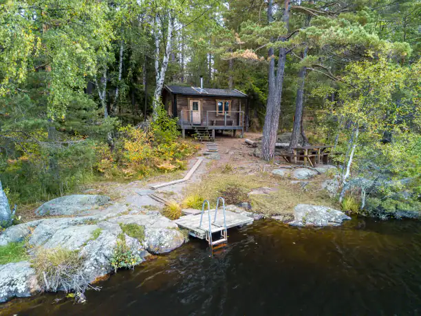 Äventyrsbanans bastu vid Sandasjön: The old wood-fired sauna by Sandasjön lake