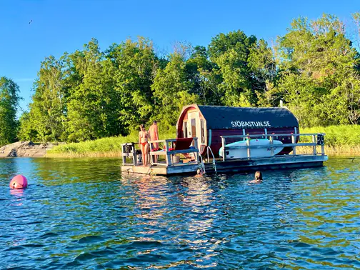 Sjöbastun Drevviken: Swimming from the raft in summer