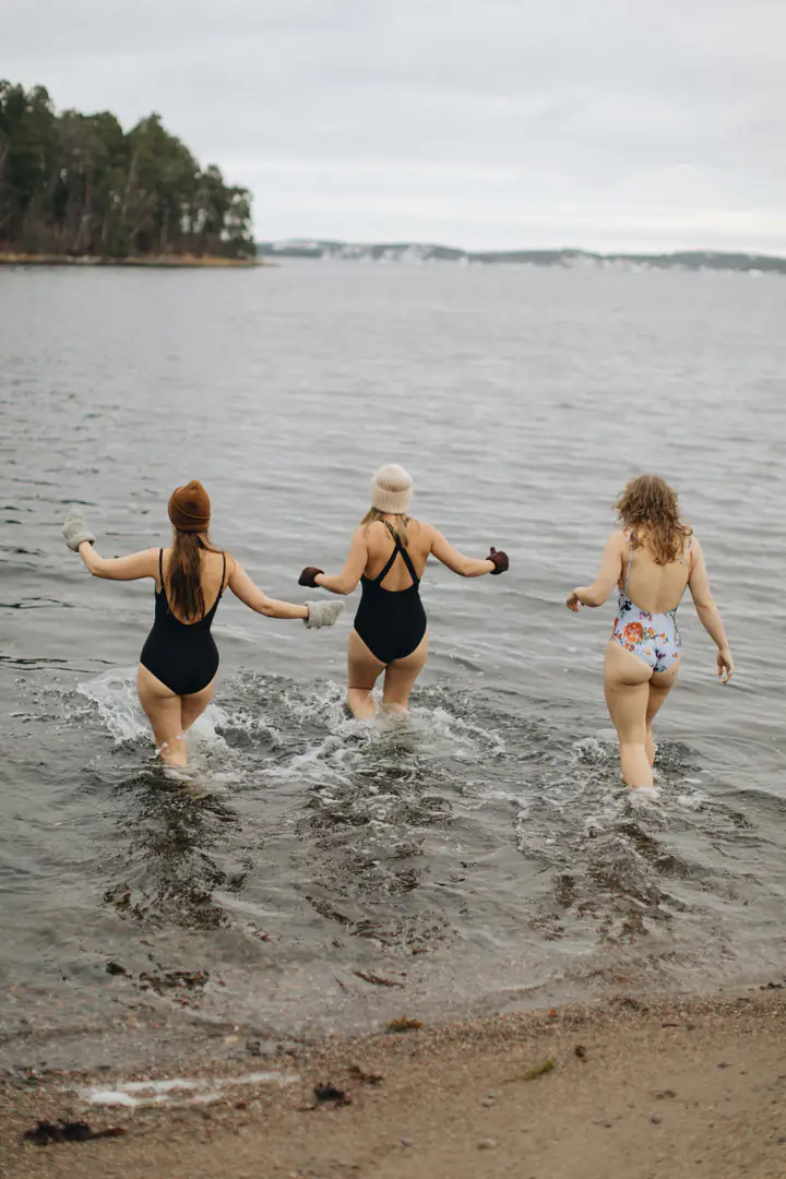 Vår Gård kallbad & bastu: Into the sea after the sauna
