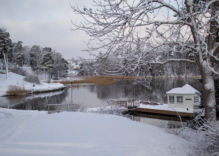 Vår Gård kallbad & bastu: The bathhouse at Vår Gård in winter