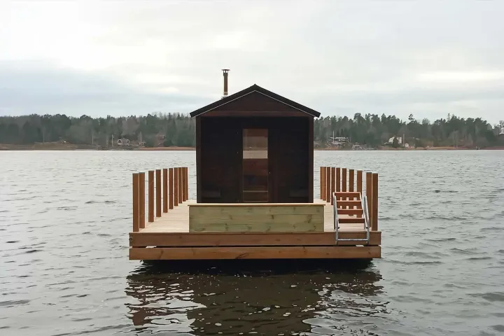 Vaxholms Bastubåt: Vaxholms Bastubåt, a floating sauna near Vaxholm